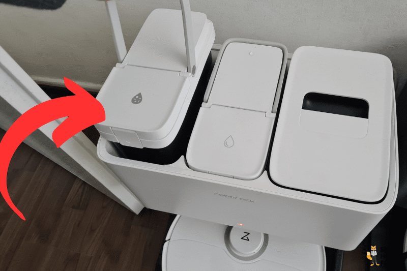 Der Schmutzwassertank des Roborock S8 Pro Ultra ist in der Nahaufnahme zu sehen.